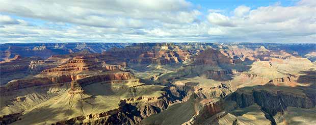 Une magnifique vue du Grand Canyon sud avec un éclairage parfait et l'ombre des nuages.