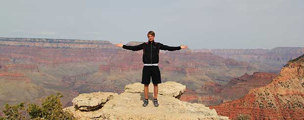 Un homme profitant pleinement d'une excursion au Grand Canyon sud.